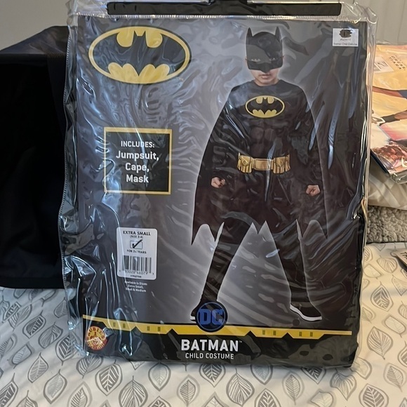 BATMAN CHILD HALLOWEEN COSTUME *SMALL 3-4 JUMPSUIT, CAPE & MASK - NEW - Picture 1 of 5